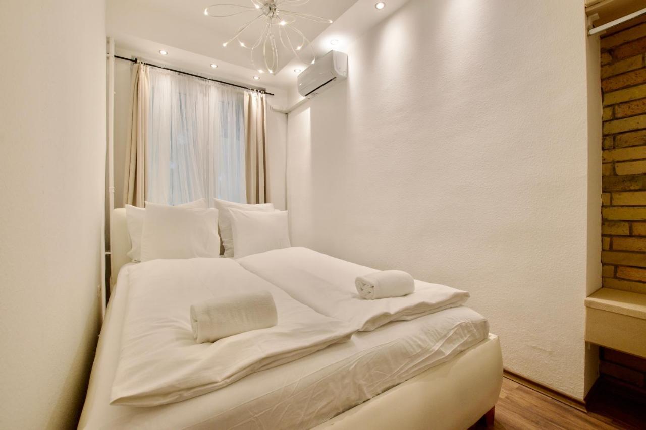 Standard Apartment By Hi5 - Center Of City Center Budapest Bagian luar foto